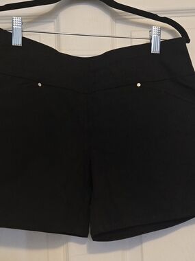 INC International Concepts Black Pull On Ponte Shorts with Subtle Rivets. Sz 2.